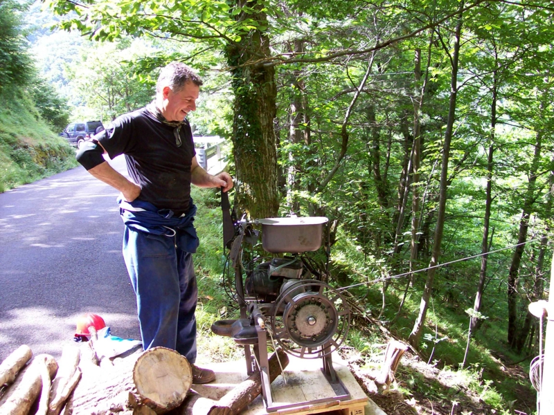  Image name: Persone077.JPG 
 width: 800 pixel 
 height: 600 pixel 
 Size: 601938 bytes 
 Click to enlarge 